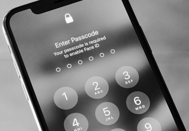 breaking into Apple iPhones: iPhone passcode lock screen