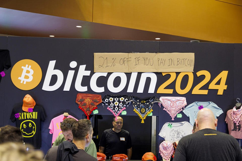 A vendor booth. (Brett Carlsen / Bloomberg via Getty Images)