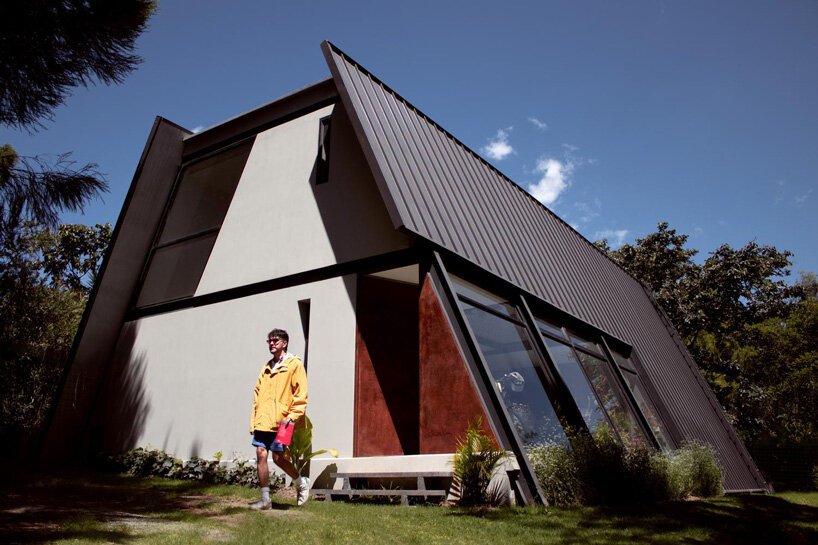 black metal panels form A-frame roof atop 1028arq's casa s in ecuador