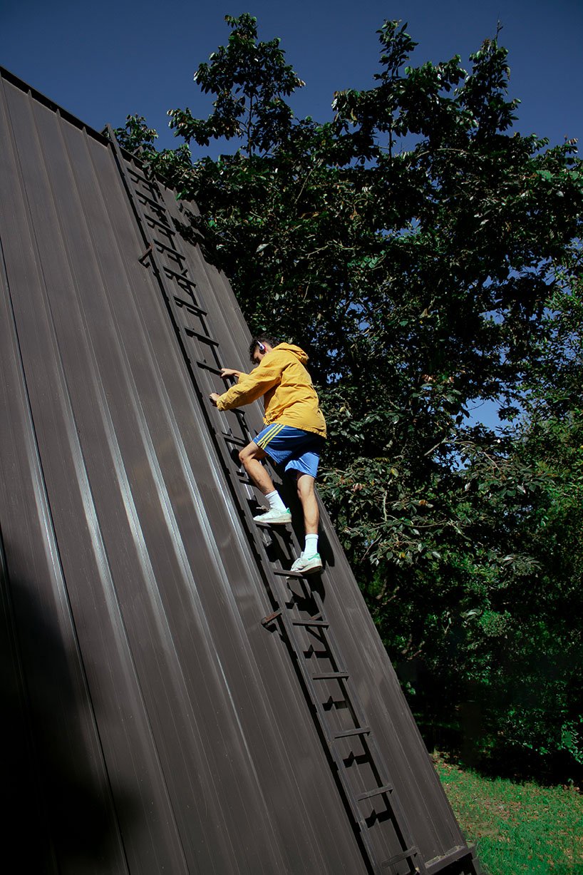 black metal panels form A-frame roof atop 1028arq's casa s in ecuador