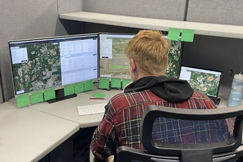 ;A virtual tractor operator at Sabanto manages 10 tractors simultaneously across the U.S. from behind a screen, covering more acres in a single day than most do in a year. Each sticky note represents a tractor in the field. – Photo: Sabanto